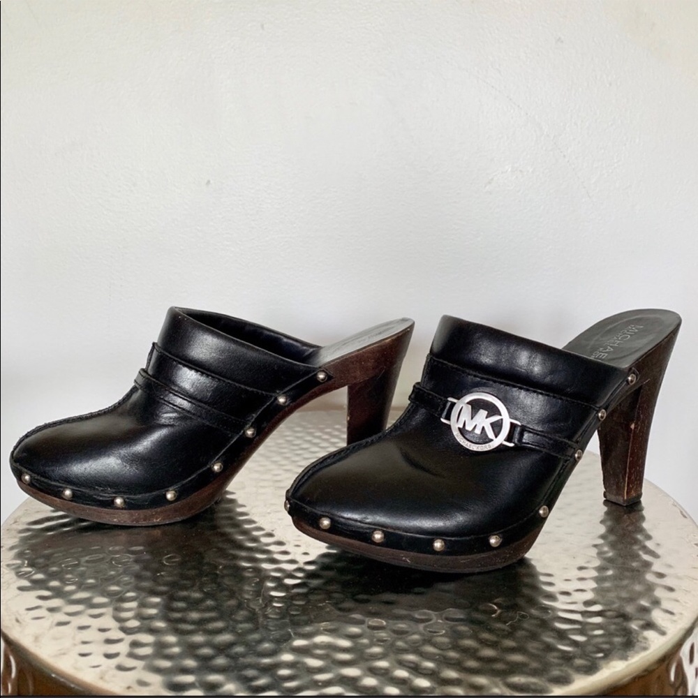 MICHAEL KORS BLACK ALL LEATHER CLOGS/MULES. - Picture 5 of 6